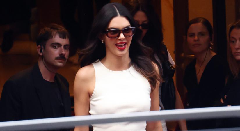 Kendall Jenner divatba hozta a fekete miniszoknyát