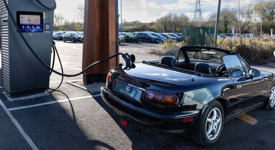 Mazda MX-5-ből is van elektromos és alig nehezebb, mint a benzines