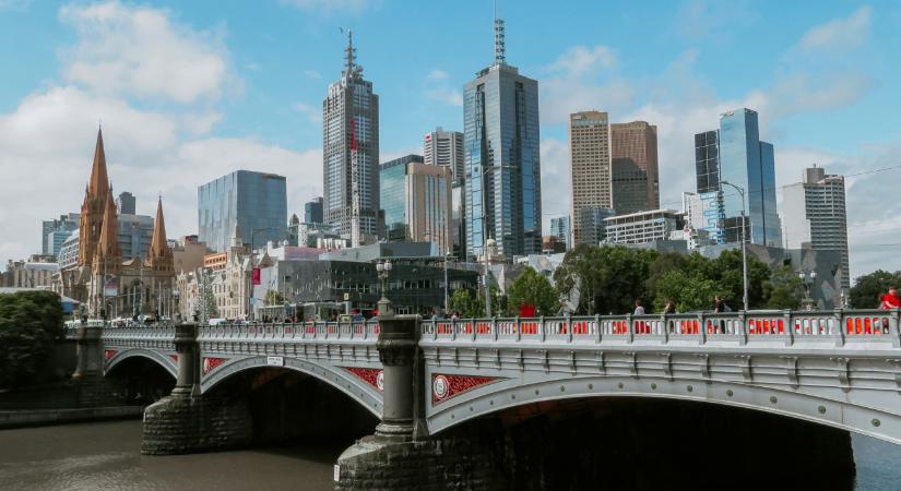 Két embert keresnek egy melbourne-i zsinagóga felgyújtása miatt