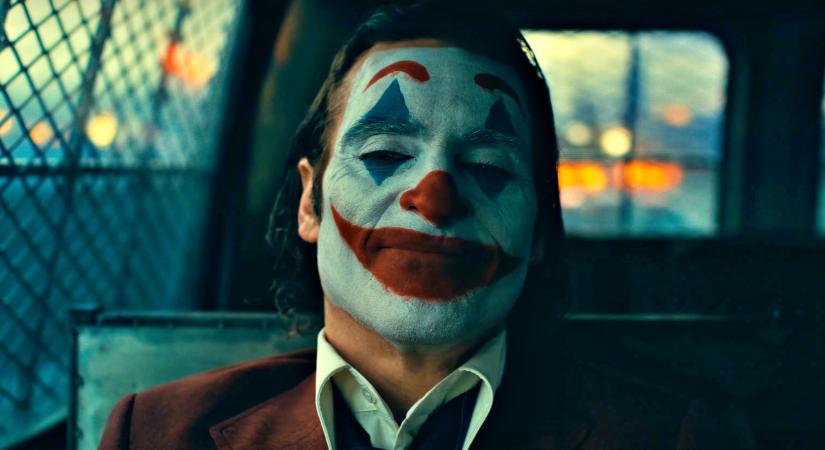 "Ostoba kritikusok" – Egy botrányfilmjeiről hírhedt rendező szerint a Joker 2. igen is zseniális alkotás, azokat meg elküldte melegebb éghajlatra, akik másképp gondolják