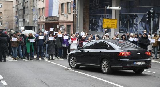 Belehajtott egy autó az újvidéki tragédia miatt tiltakozó tömegbe Belgrádban