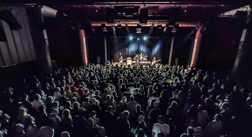 Komlón zárta egy szál gitáros koncertévét az ország egyik leghíresebb bandájának frontembere