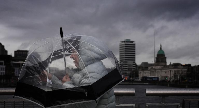 Pusztító vihar tombol az Egyesült Királyságban, a legmagasabb szintű riasztás van érvényben