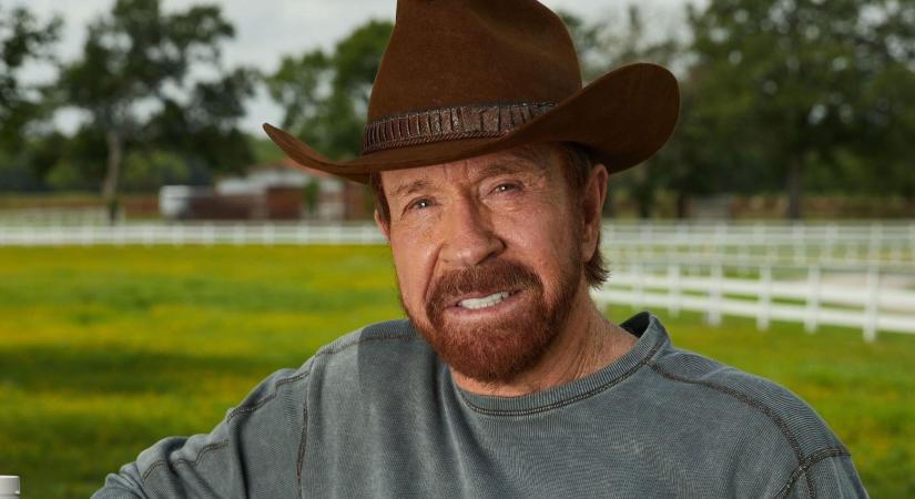 Nem tréfa, Chuck Norris egy cowboykalapját ajánlotta fel a Jónak lenni jó! karitatív akció számára