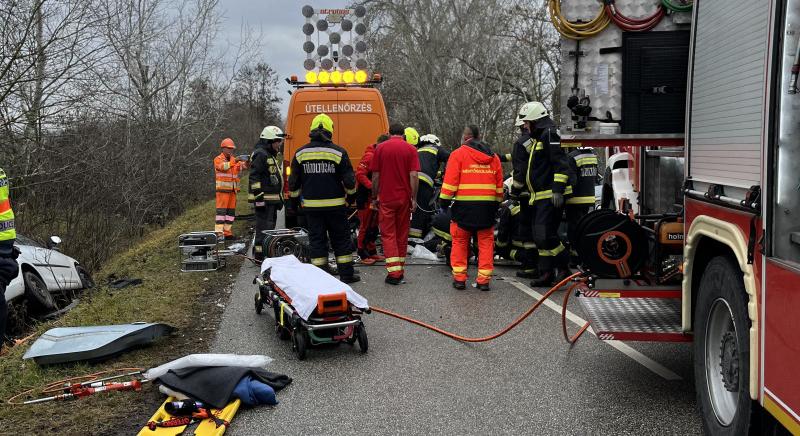 Rendkívüli hír! Két mentőhelikopter is érkezett a Miske határában történt karambolhoz – Három ember szorult a gépkocsiba