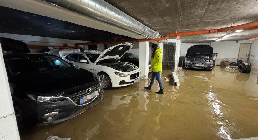 Elárasztotta a víz Miskolcot, csaknem százmillió forintos kárt okozott egy csőtörés