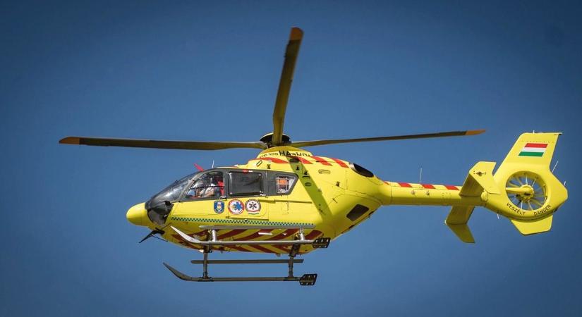 Brutális ütközés, hárman az autóban ragadtak, mentőhelikopter érkezik a helyszínre