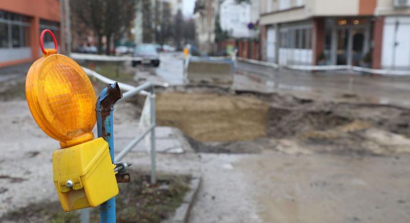 Csőtörés és útlezárás a belvárosban