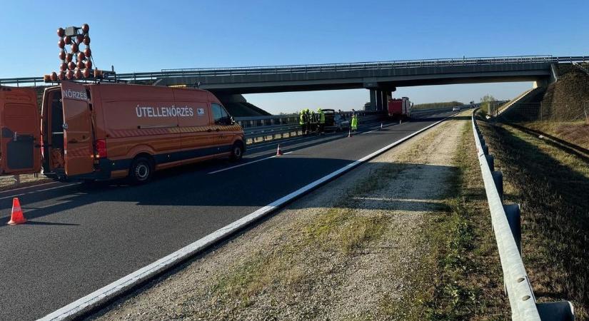 Útellenőrbe hajtott egy személyautó az M86-oson