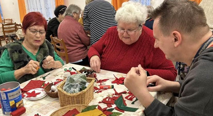 Adventi kopogtató a Dr. Szegő Imre Idősek és Mozgásfogyatékosok Otthonában (fotókkal)