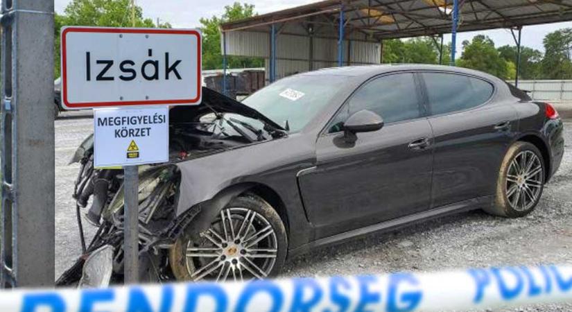 Házfalnak csapódott a luxus Porsche Izsákon, a becsapódástól arrébb repült a fal túloldalán a gyerekágy