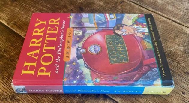 A Harry Potter és a bölcsek köve című könyv első kiadása 45 ezer fontért kelt el egy árverésen