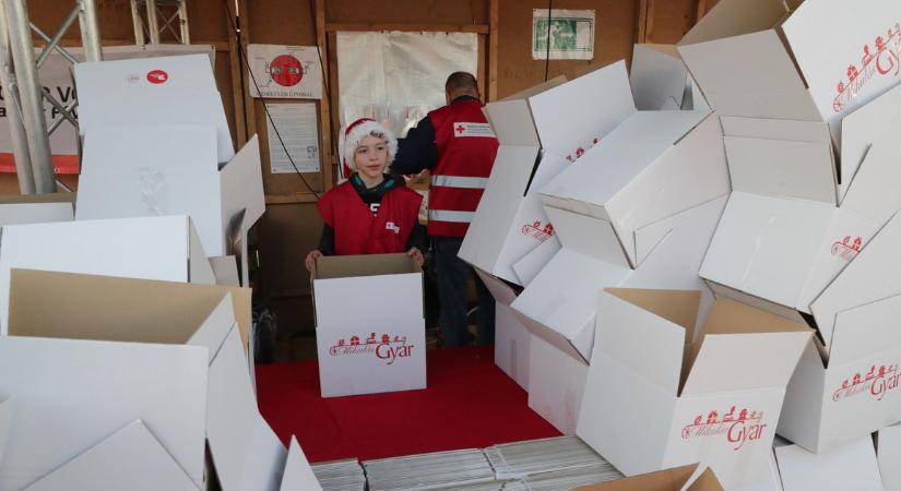 Elképesztő összefogás: szombat estig több mint 10 tonna adomány érkezett a Mikulásgyárba