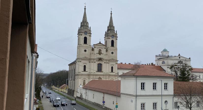 Más lett a zirci apátság – Nehogy megtévesszék a toronyórák mutatói! (videó)