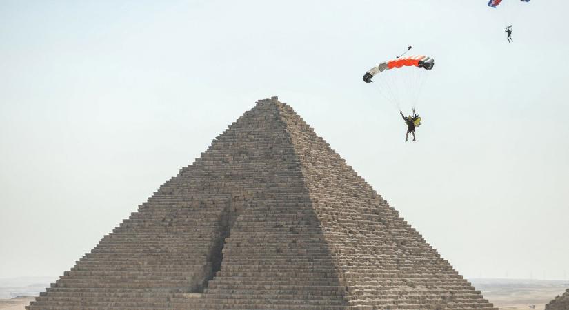 Turista titkos videót készített az egyiptomi piramisról, hirtelen feltűnik valami, amiről eddig nem is tudtunk