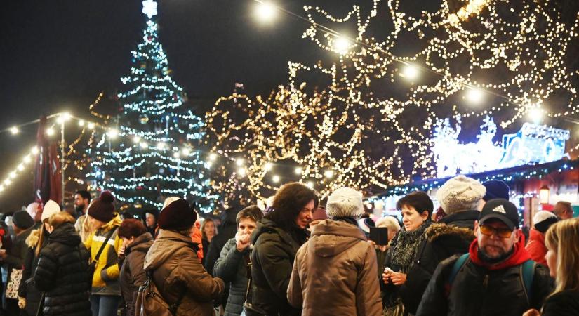 Fellobant a második gyertya jelképes lángja is – galériával és videóval