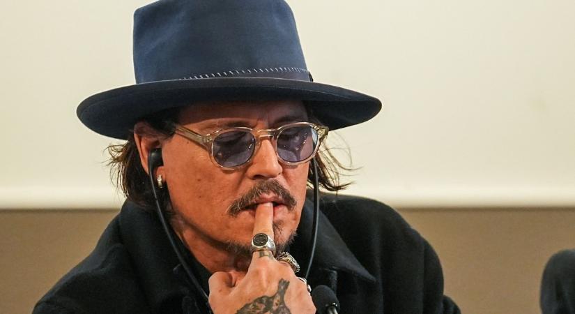 Hihetetlen! Titokzatos európai munkahelyen tűnt fel Johnny Depp 22 éves fia - akárkit kiszolgál