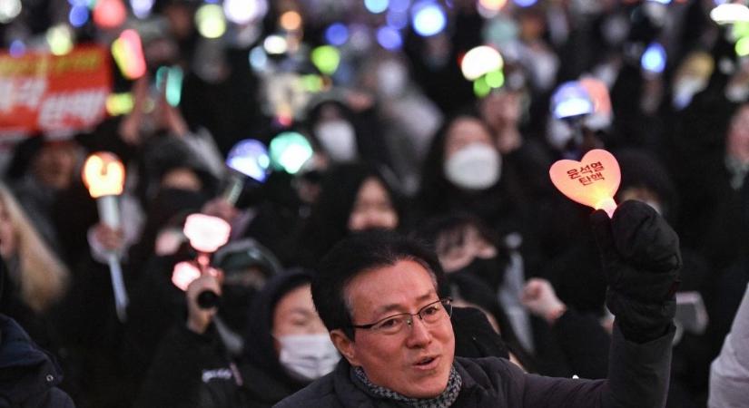 Dél-Koreában a minap még hadiállapotot vezettek volna be, most viszont őrizetbe vették a hadügyminisztert, a főbelügyes meg lemondott