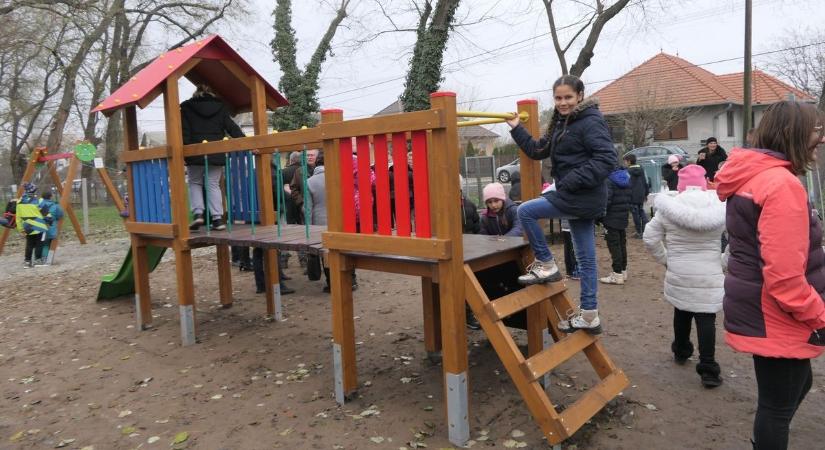 Felavatták a Radák úti iskola új játszóterét