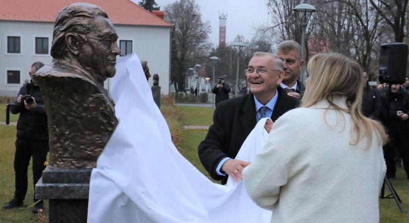 Felavatták Csurka István szobrát a Hungarikum Ligetben – galériával