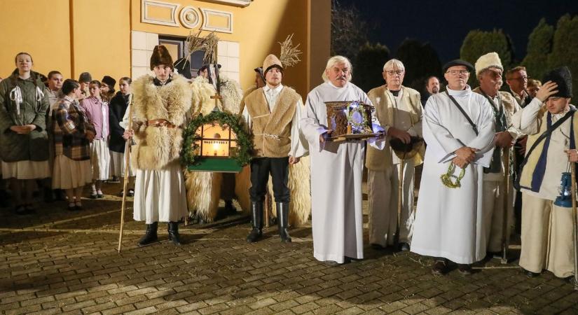 Élő hagyományok Gencsapátiban: a Nemzetközi Betlehemes Találkozón jártunk - rengeteg fotóval