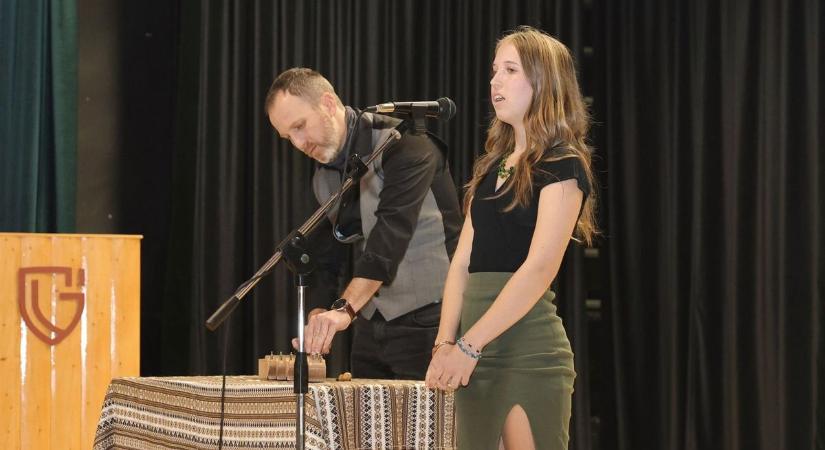 Mikulásnapi „Egy óra belőlünk” hangverseny a Garay Gimnáziumban (galériával)