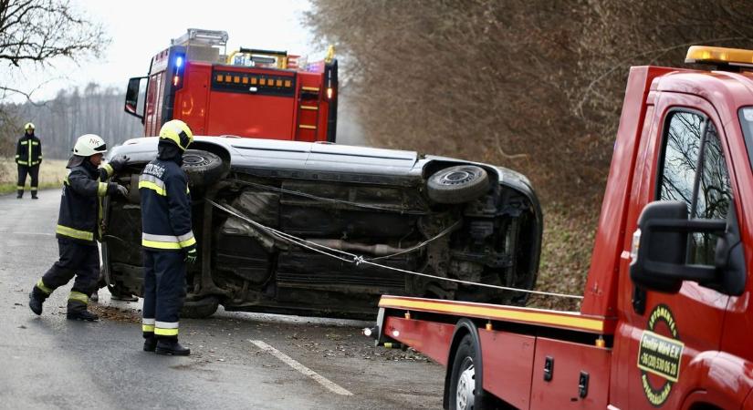 Felborult egy autó Nagykanizsa és Surd között – helyszíni fotók