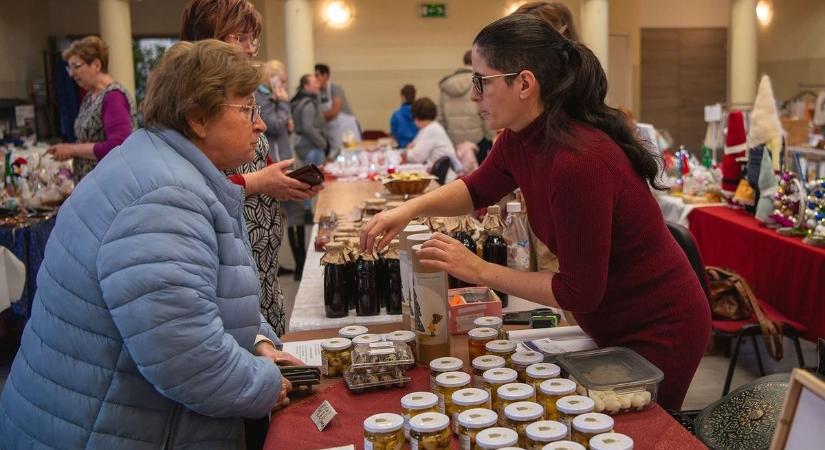 Adventi vásárral és gyertyagyújtással ünnepelt Ballószög – galériával