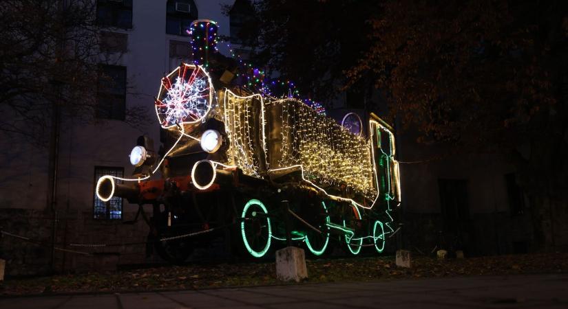 Ünnepi fényekben ragyog a gőzmozdony