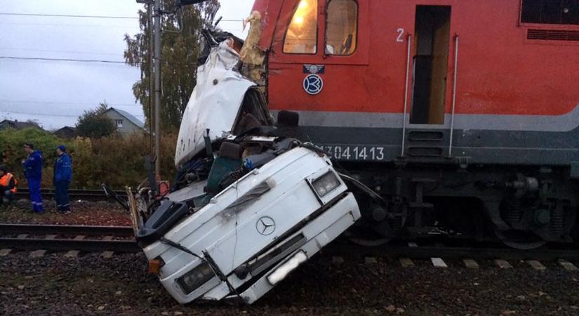 Brutális baleset a vasúti átjáróban – érthetetlen a sofőr hibája  videó