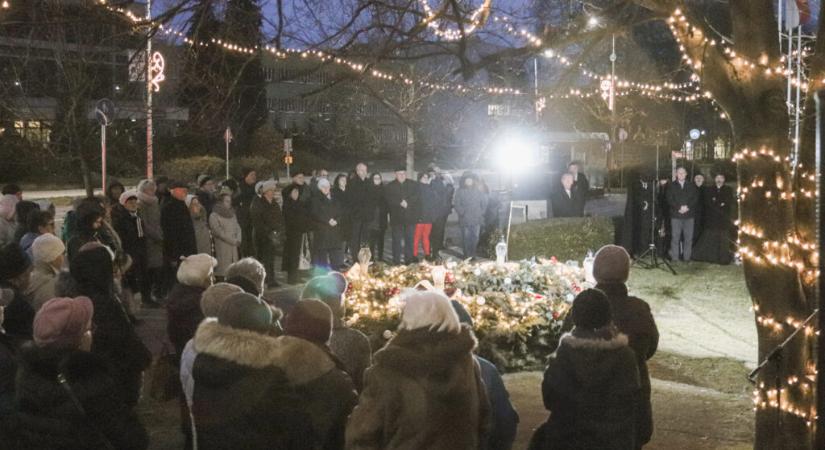 A remény gyertyáját gyújtották meg a város adventi koszorúján