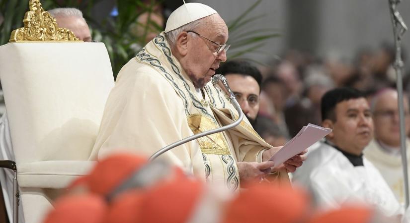 Zúzódásokkal az arcán misézett Ferenc pápa