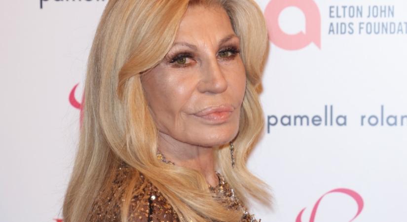 20 évvel fiatalabb arcot plasztikáztatott magának a 69 esztendős Donatella Versace: a retusálással is túlzásba esett a divattervező