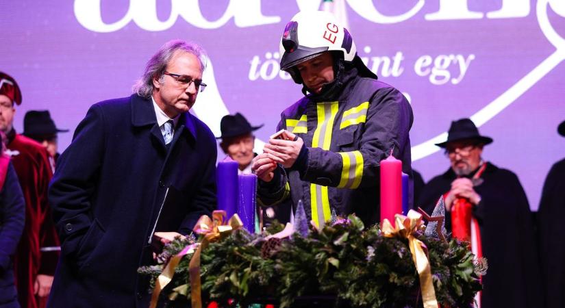 Eger adventi koszorúján meggyújtották a remény gyertyáját