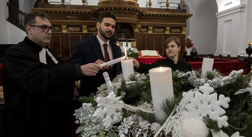 A remény lángjai lobbantak fel a debreceni Nagytemplomban