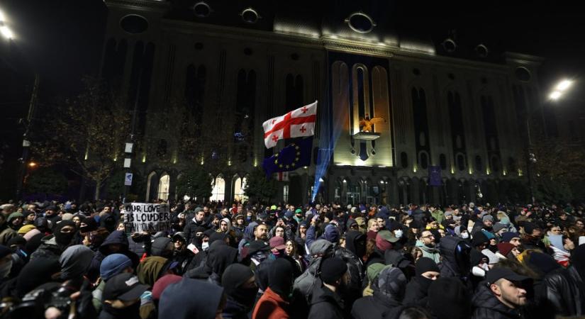 A rendőri brutalitás ellenére vasárnap este is tömegek tüntetnek Tbilisziben