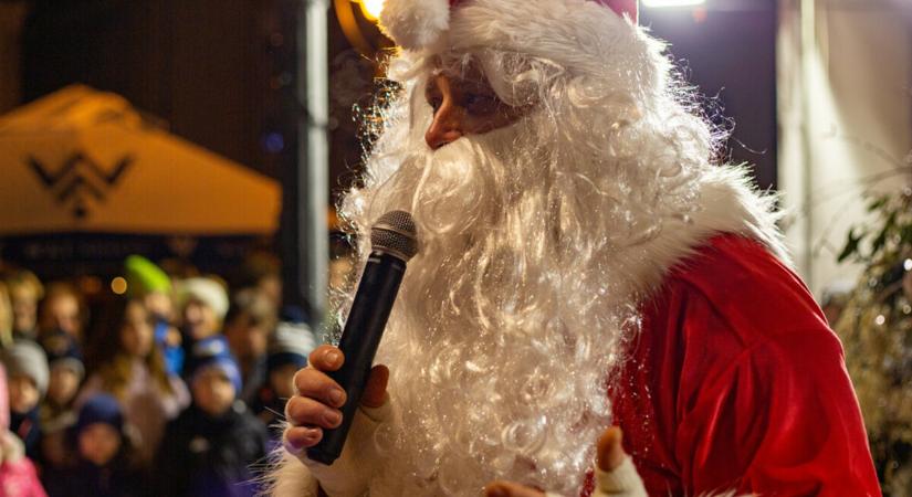 Megjött a Télapó a főtérre is