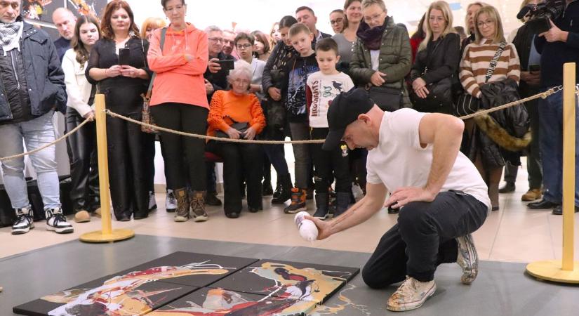 Horváth Szilárd performansza: amikor a breaktáncos „Enso” kört fest – fotógaléria és videó