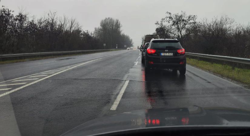 Torlódásra lehet számítani az algyői híd környékén – az úthibákat javítják