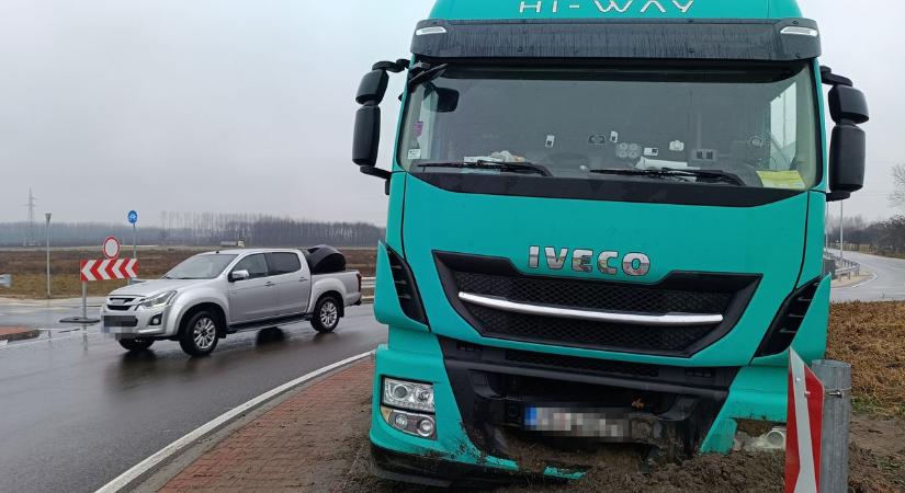 A soltvadkerti körfogalomban vesztegel egy kamion – galériával, videóval