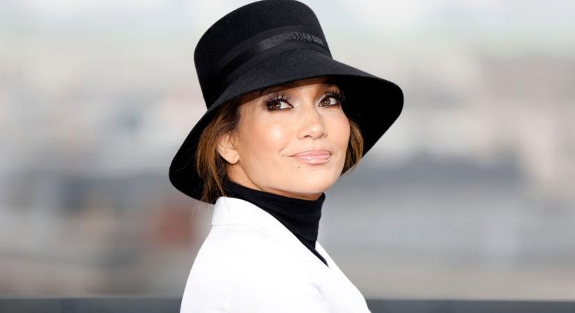 Ez aztán a bosszúruha! Jennifer Lopez hatalmas dekoltázsa mindent visz, csak úgy árad belőle a meztelenség