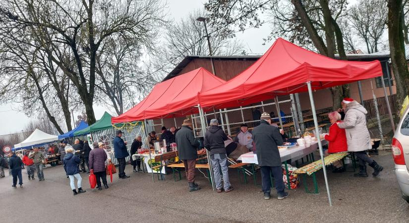 Káposztafőző-verseny és adventi vásár Bátkában – képeken