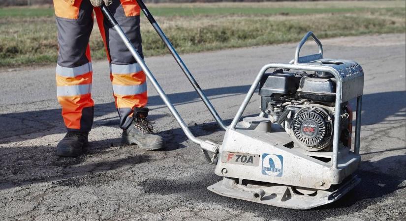 Megkezdődött a kátyúk feltöltése Balástyán