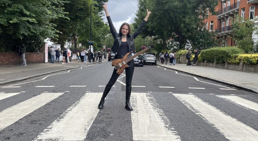 A Beatles legendás dalát dolgozta fel RockMilady: még az ikonikus, londoni zebrán is forgatott - videó