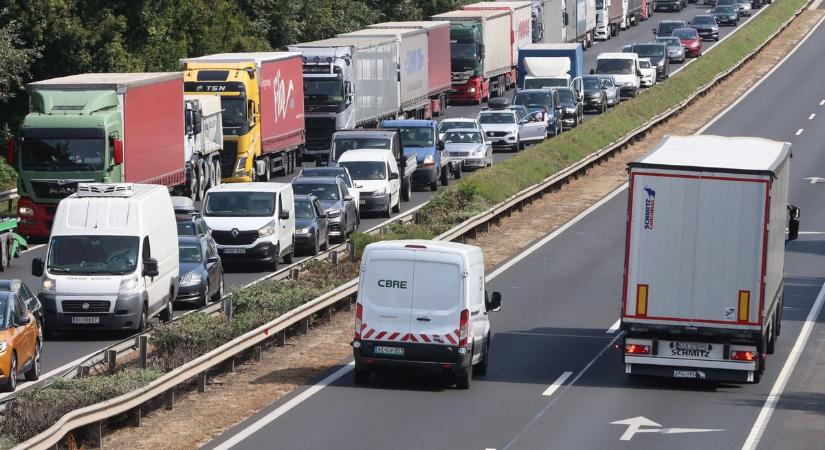 Autó és kamion ütközött az M1-esen Tatánál