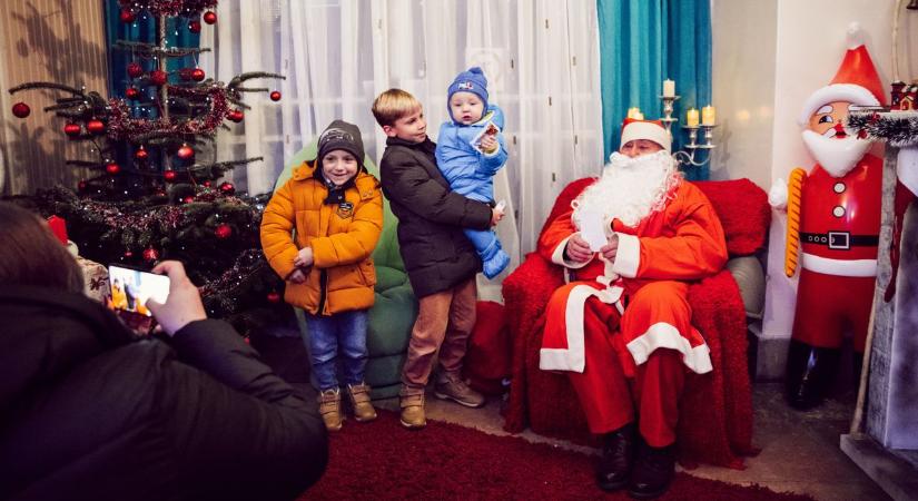 Öt nap alatt 630 gyermek látogatta meg az enyingi Mikulásházat