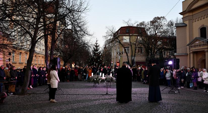 Meggyúlt a remény gyertyája Beregszász adventi koszorúján