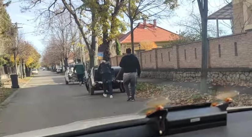 Elvették a jogsiját, ő erre jól félbe is vágta a Suzukiját – videón Pápa két legextrább „kézikocsija”