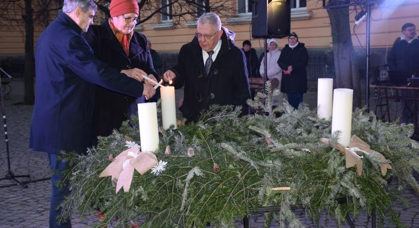 Közös advent Beregszászban Kaláka koncerttel - Fellobbant a remény lángja