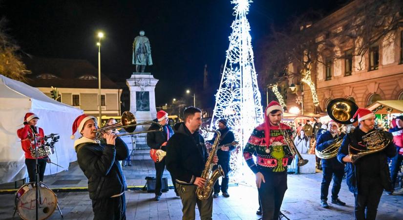 A HuMan Brass Band tagjai okoztak felfordulást a városban (videó)